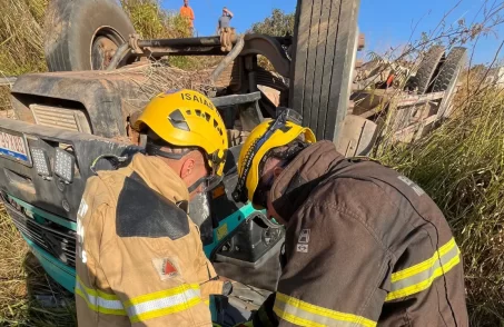 Bombeiros resgatam motorista após capotamento de caminhão