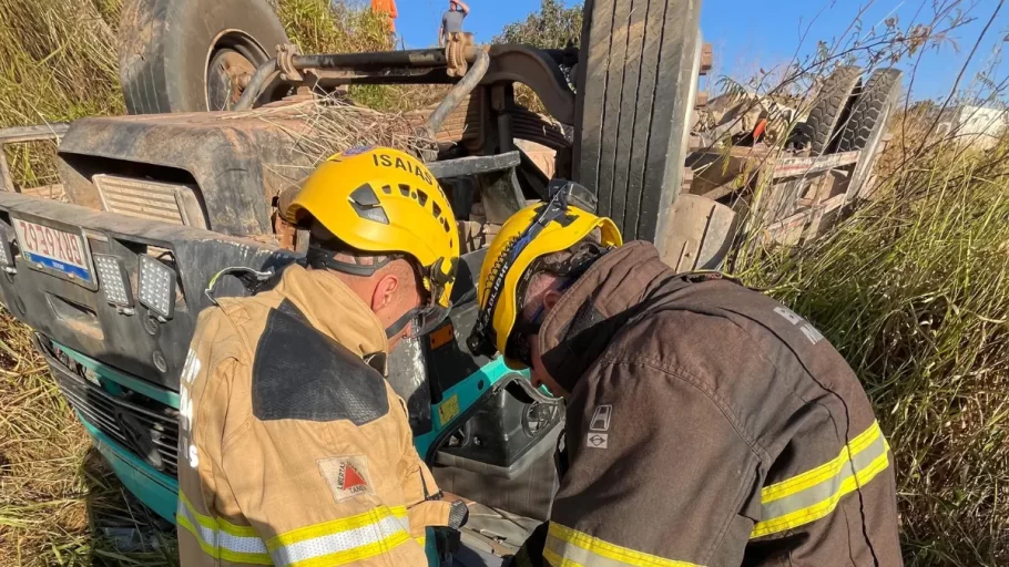 Bombeiros resgatam motorista após capotamento de caminhão