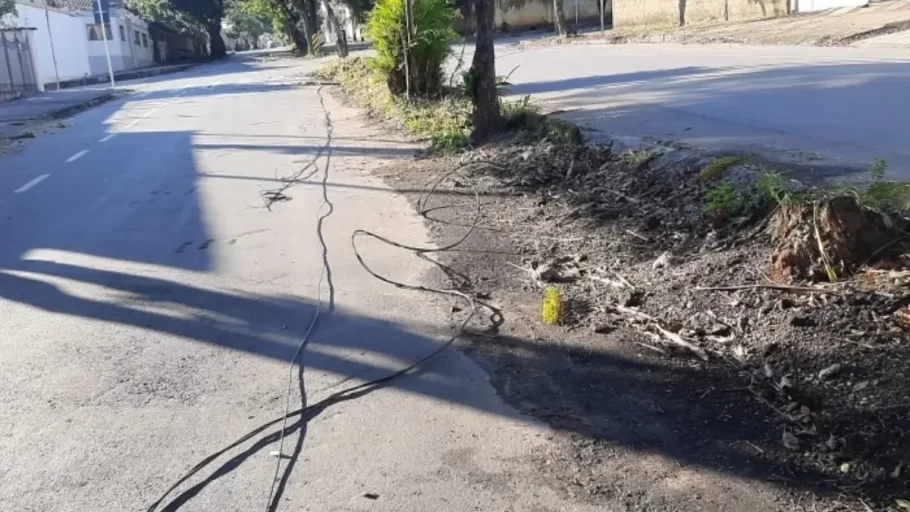 Mutirões para retirada de cabos irregulares em Divinópolis