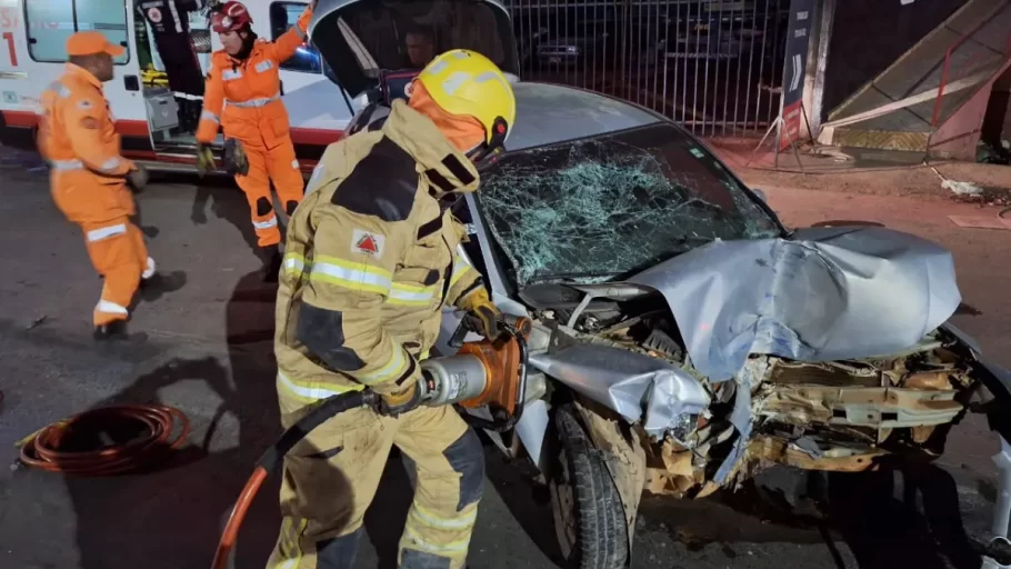 Grave acidente na BR-354 deixa duas mulheres feridas em Arcos