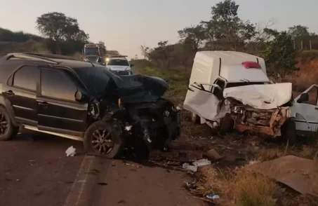 Acidente deixa três feridos na MG-170 em Lagoa da Prata