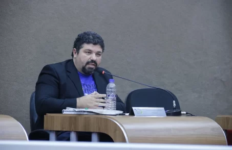 A Lei Municipal proposta pelo vereador Ronaldo Ribeiro regulamenta a doação de sobras de materiais de construção para famílias carentes e entidades beneficentes.