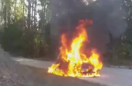 Vídeo: veículo é consumido por chamas enquanto trafegava pela MG-050