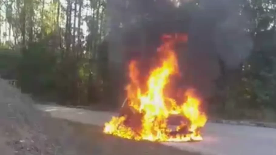 Vídeo: veículo é consumido por chamas enquanto trafegava pela MG-050