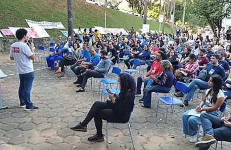 Docentes da UEMG decidem manter greve que chega aos 51 dias