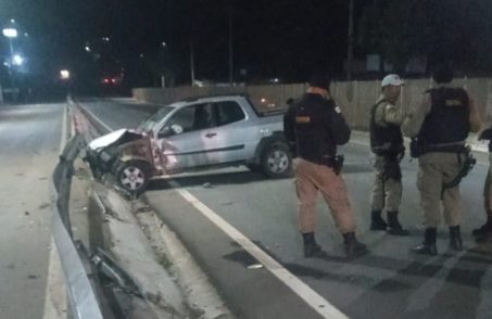 Acidente aconteceu próximo ao bairro Icaraí, em Divinópolis; Polícia aponta excesso de velocidade como causa. (FOTO: Redes Sociais)
