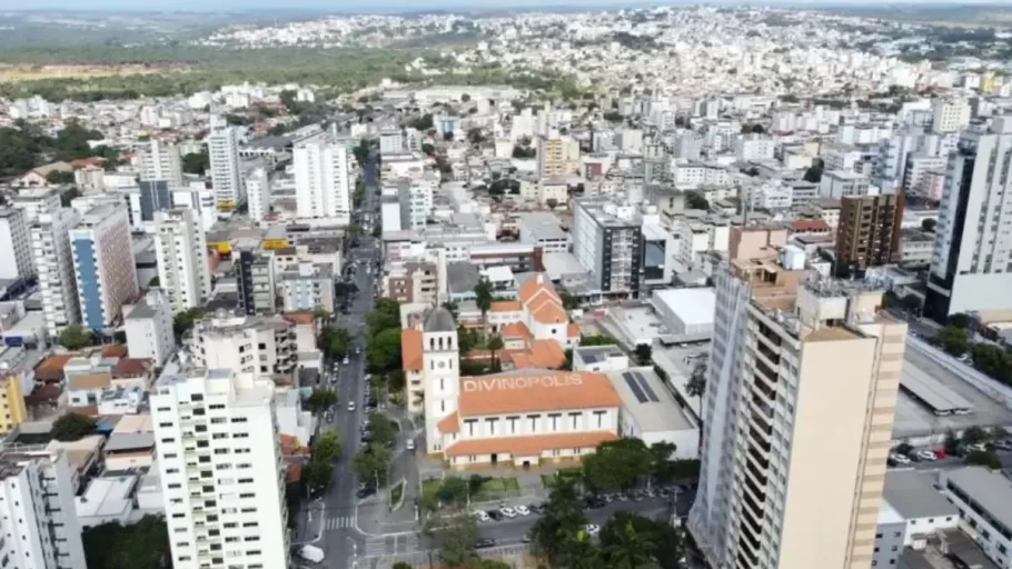 Previsão do tempo de poucas nuvens e céu claro na região