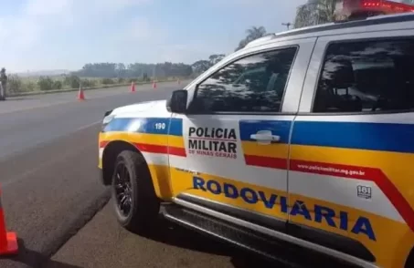 Carro cai em precipício em acidente na MG 429 em Lagoa da Prata