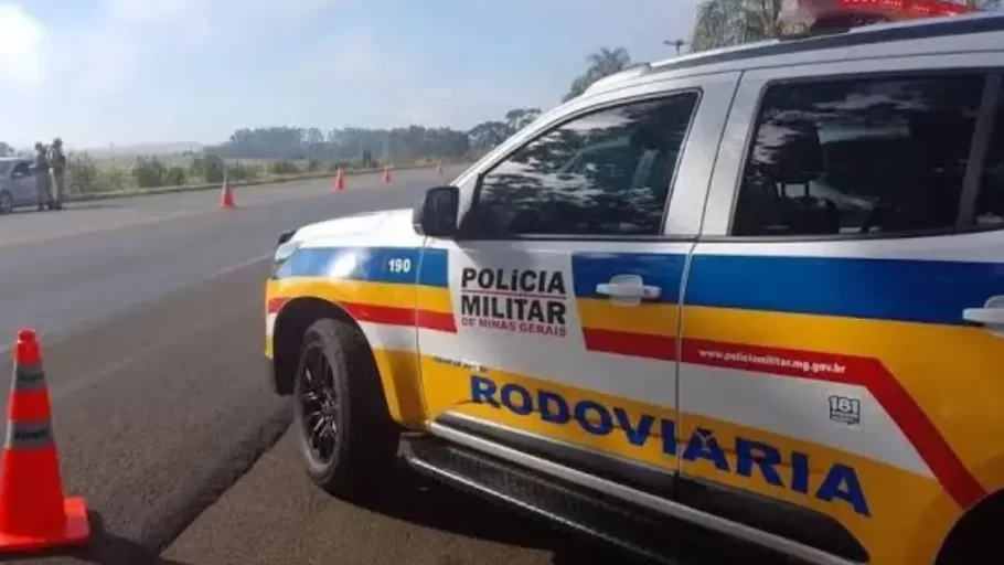 Carro cai em precipício em acidente na MG 429 em Lagoa da Prata