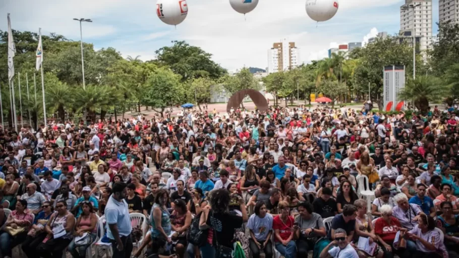 Trabalhadores da educação de Minas mobilizam contra reajuste salarial