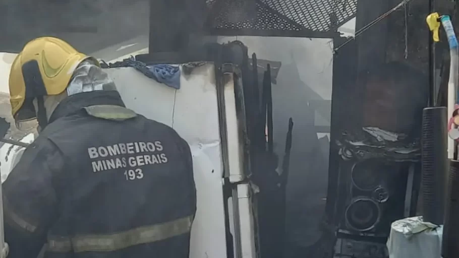 Incêndio consome barracão e lote vago em Divinópolis