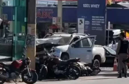 Motorista passa mal ao volante e bate em motos estacionadas