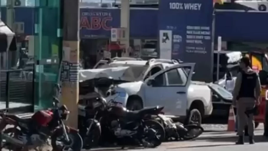 Motorista passa mal ao volante e bate em motos estacionadas