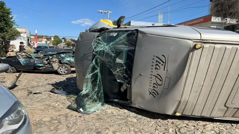 22 crianças estavam na van que tombou em Divinópolis. (FOTO: Amanda Quintiliano)