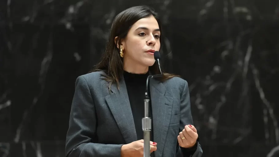 Deputada Lohanna critica programa religioso na Rede Minas