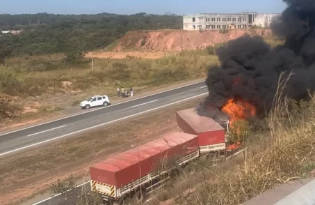 Batida entre carretas deixa uma pessoa ferida em Juatuba