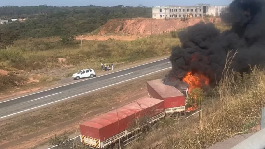 Batida entre carretas deixa uma pessoa ferida em Juatuba