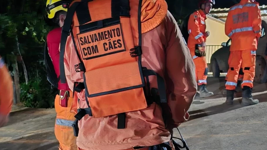 bombeiros nas buscas por idosa desaparecida em abaeté