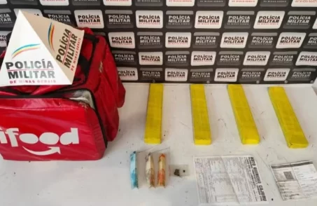 Falso entregador por aplicativo é preso por tráfico de drogas em Carmo do Cajuru.(FOTO: PMMG)