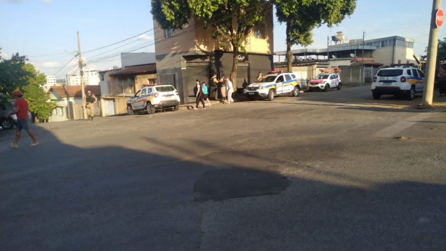 A Vítima  foi atingida por tiros enquanto cortava o cabelo. (FOTO: Reprodução Redes Sociais)