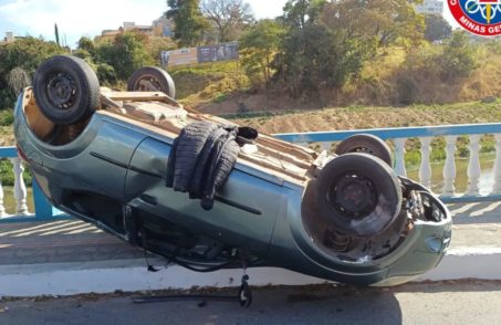 Veículo capota sobre ponte em Formiga