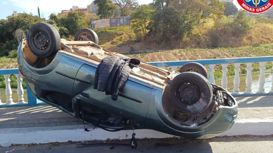 Veículo capota sobre ponte em Formiga