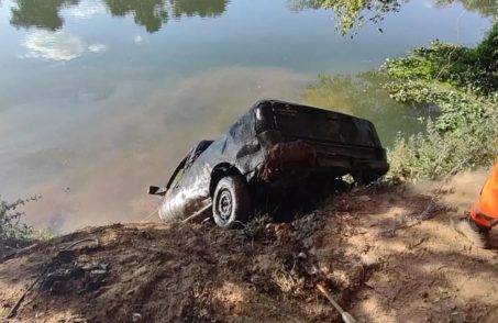 Veículos furtados são retirados do rio Itapecerica em Divinópolis