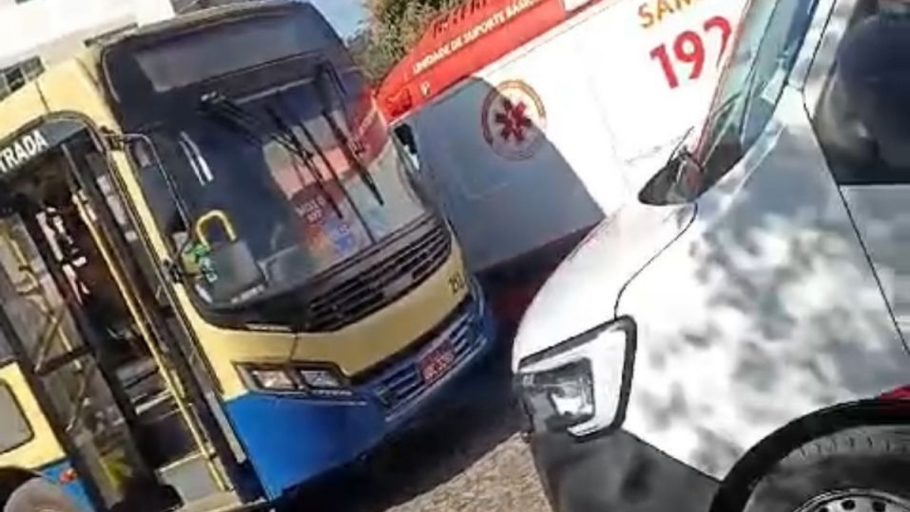 A vítima de 52 anos sofreu um mal súbito dentro do ônibus do transporte coletivo. (FOTO: Redes Sociais)