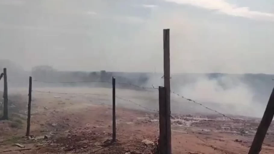 Bombeiros combatem incêndio em aterro do bairro São Lucas