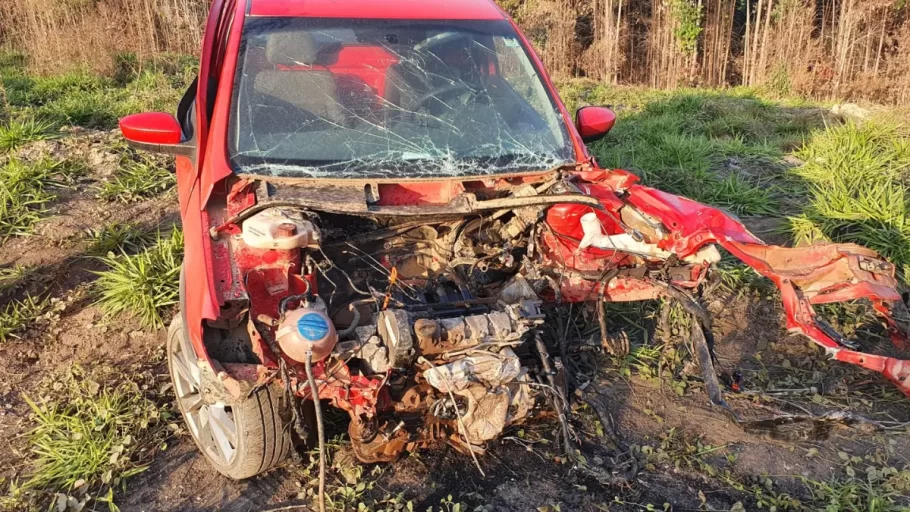 Acidente entre carreta e carro deixa feridos em Formiga