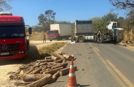 Acidente entre caminhões bloqueia MG-429 em Lagoa da Prata