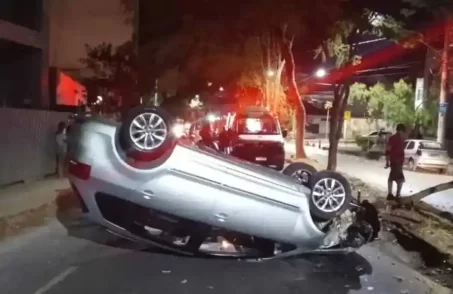 Carro capota no bairro Bom Pastor em Divinópolis