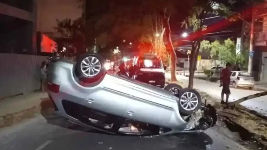 Carro capota no bairro Bom Pastor em Divinópolis