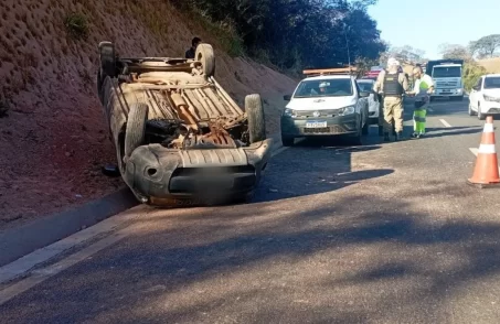 Capotamento na MG-050 deixa mulher ferida em Itaúna