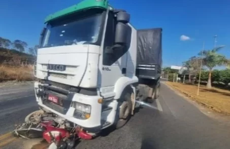 Grave acidente deixa motociclista ferido na BR-354 em Formiga. ( Foto: Polícia Militar Rodoviária (PMRv)/Divulgação)