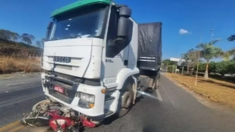 Grave acidente deixa motociclista ferido na BR-354 em Formiga. ( Foto: Polícia Militar Rodoviária (PMRv)/Divulgação)