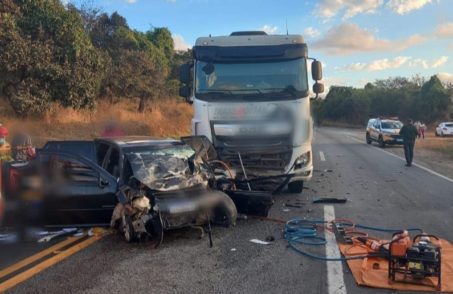 O acidente ocorreu quando o motorista do carro realizava uma ultrapassagem. (FOTO: Divulgação Polícia Militar Rodoviária)