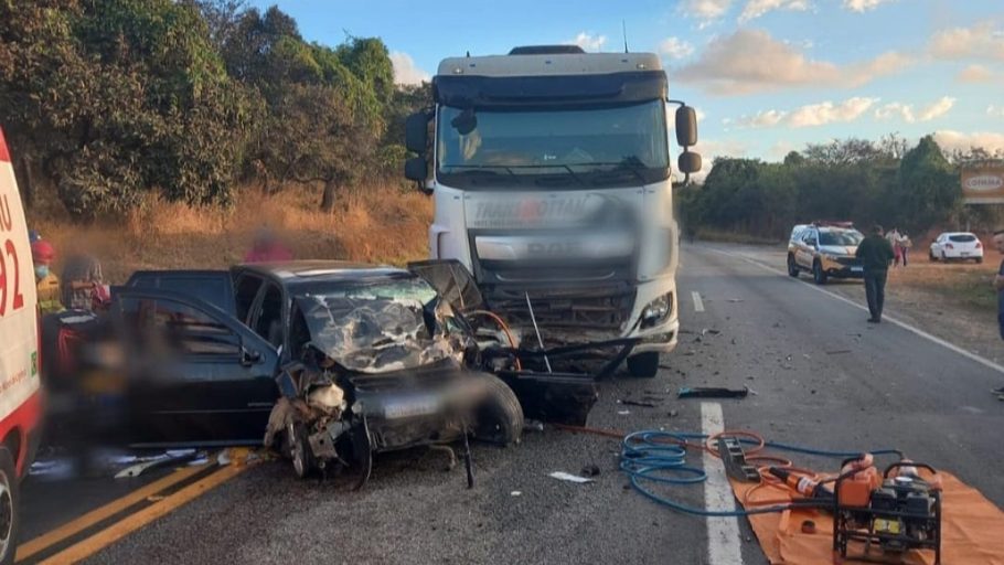 O acidente ocorreu quando o motorista do carro realizava uma ultrapassagem. (FOTO: Divulgação Polícia Militar Rodoviária)