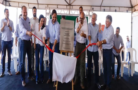 após descerrar a placa que celebra o lançamento da pedra fundamental de instalação da usina.