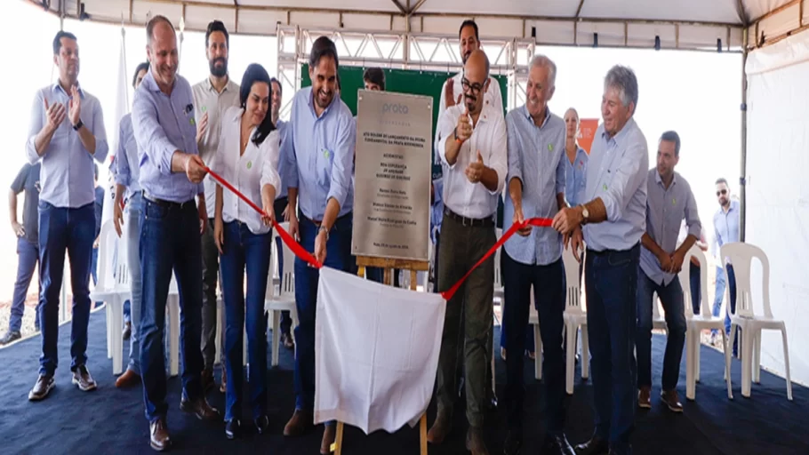 após descerrar a placa que celebra o lançamento da pedra fundamental de instalação da usina.