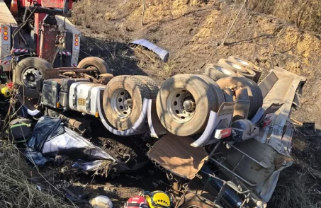 Motorista morre em acidente com carreta na BR-262