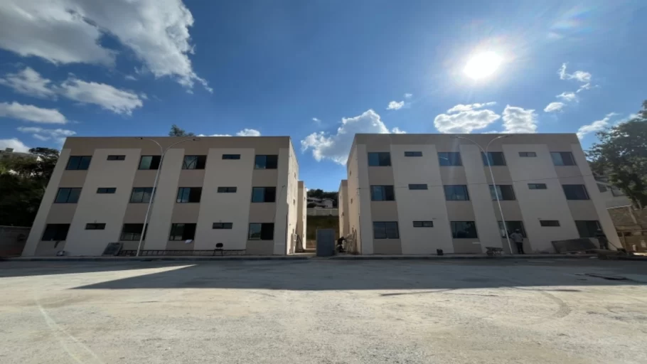 Prefeitura inaugura conjunto habitacional sem padrão de energia. (FOTO: Divulgação Prefeitura de Divinópolis)