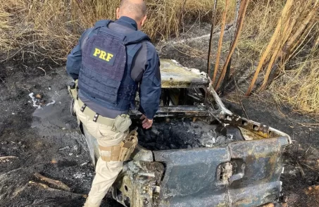 PRF encontra veículo furtado em chamas com drogas em Luz