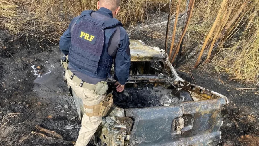 PRF encontra veículo furtado em chamas com drogas em Luz