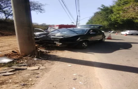 Acidente entre carro e poste deixa mulher com fratura