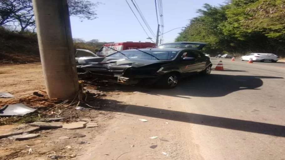 Acidente entre carro e poste deixa mulher com fratura