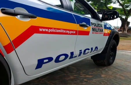 Homem rouba carro, causa acidente, esconde em córrego e é preso