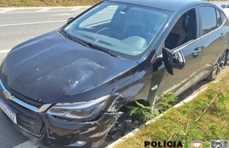 Veículo colide com placas e roda solta atinge outro carro em Formiga