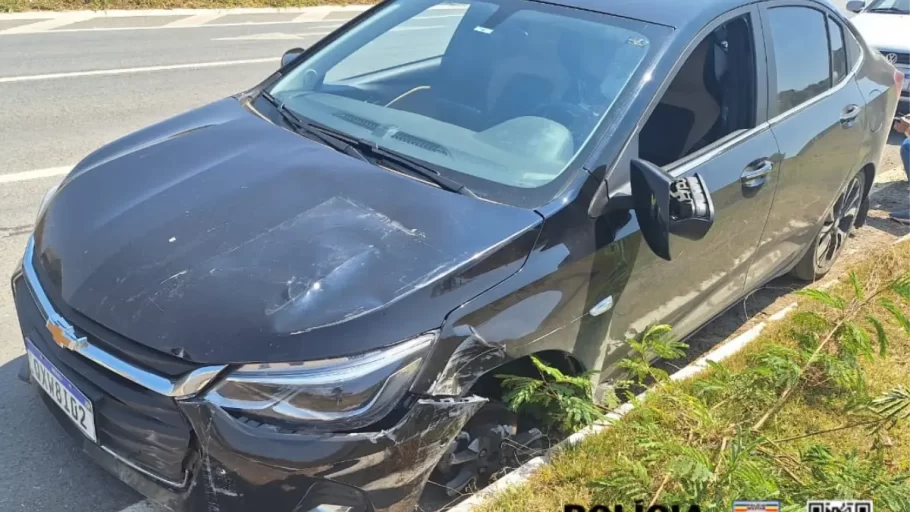 Veículo colide com placas e roda solta atinge outro carro em Formiga