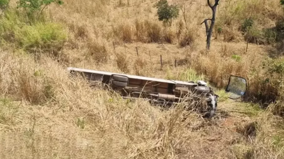 Ônibus cai em ribanceira e deixa 14 feridos em Piumhi